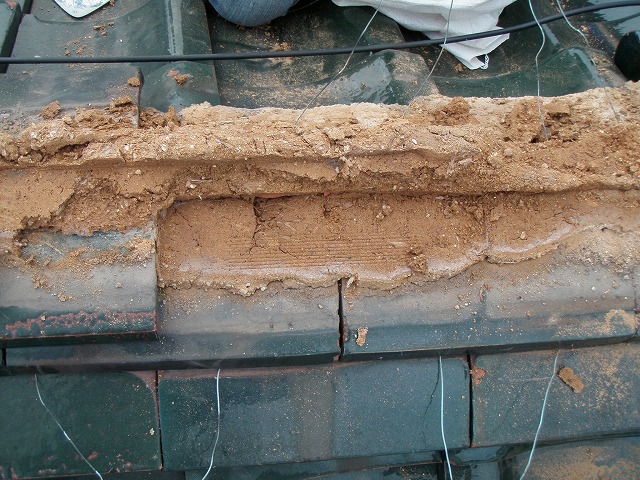 撤去中の熨斗瓦